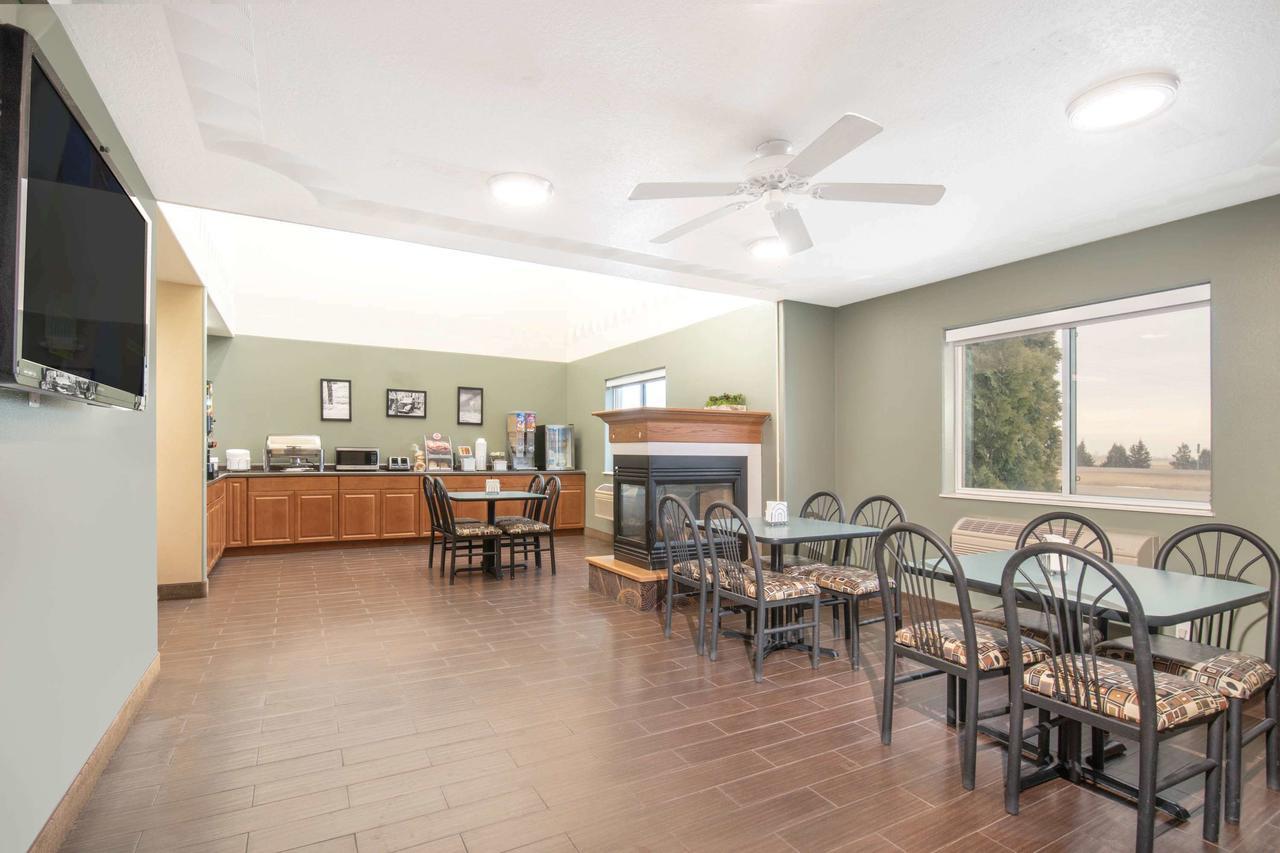 Four Seasons Inn Bottineau エクステリア 写真