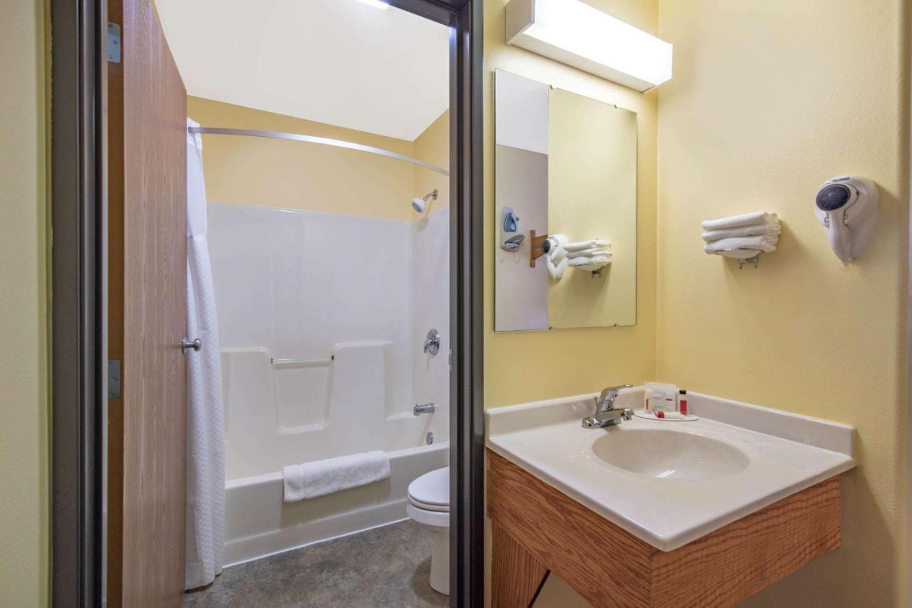 Four Seasons Inn Bottineau エクステリア 写真
