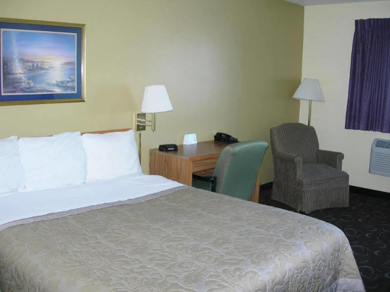 Four Seasons Inn Bottineau エクステリア 写真
